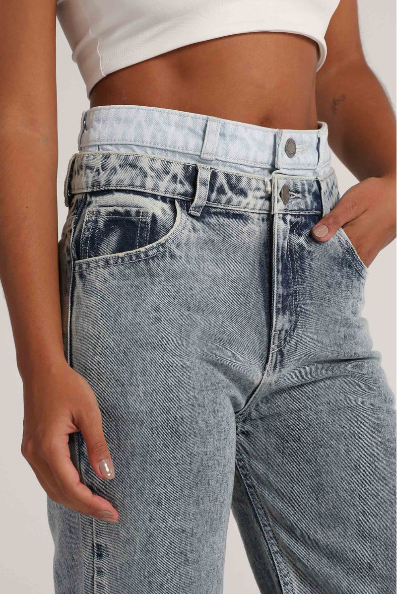 Jean culotte tiro alto azul claro con bordados decorativos