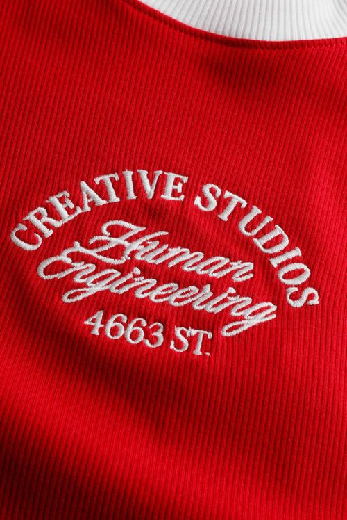 Camiseta Ajustada Rojo Texto